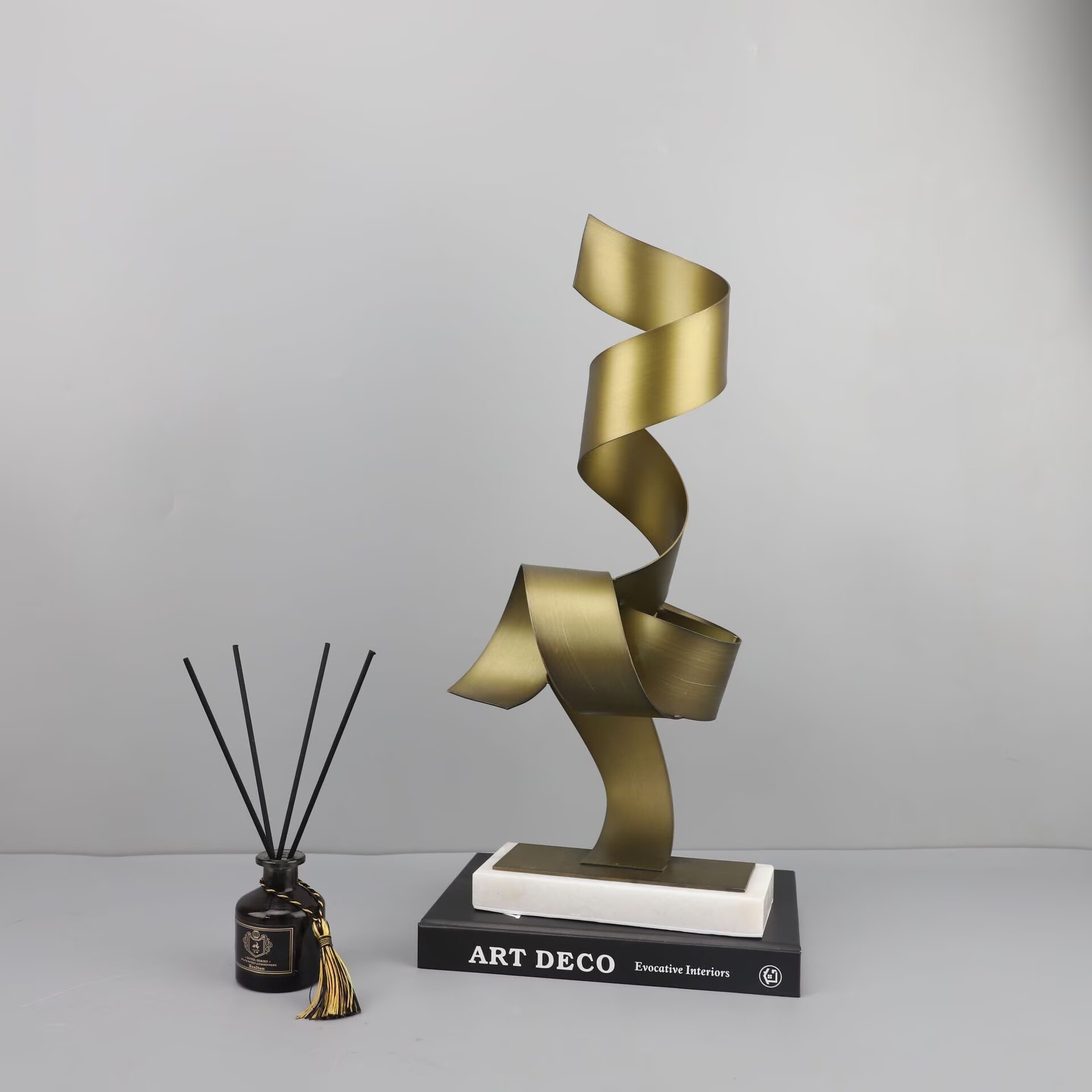 Nordic Running Figure Sculptur - Lighting Decor Inc 评论和价格