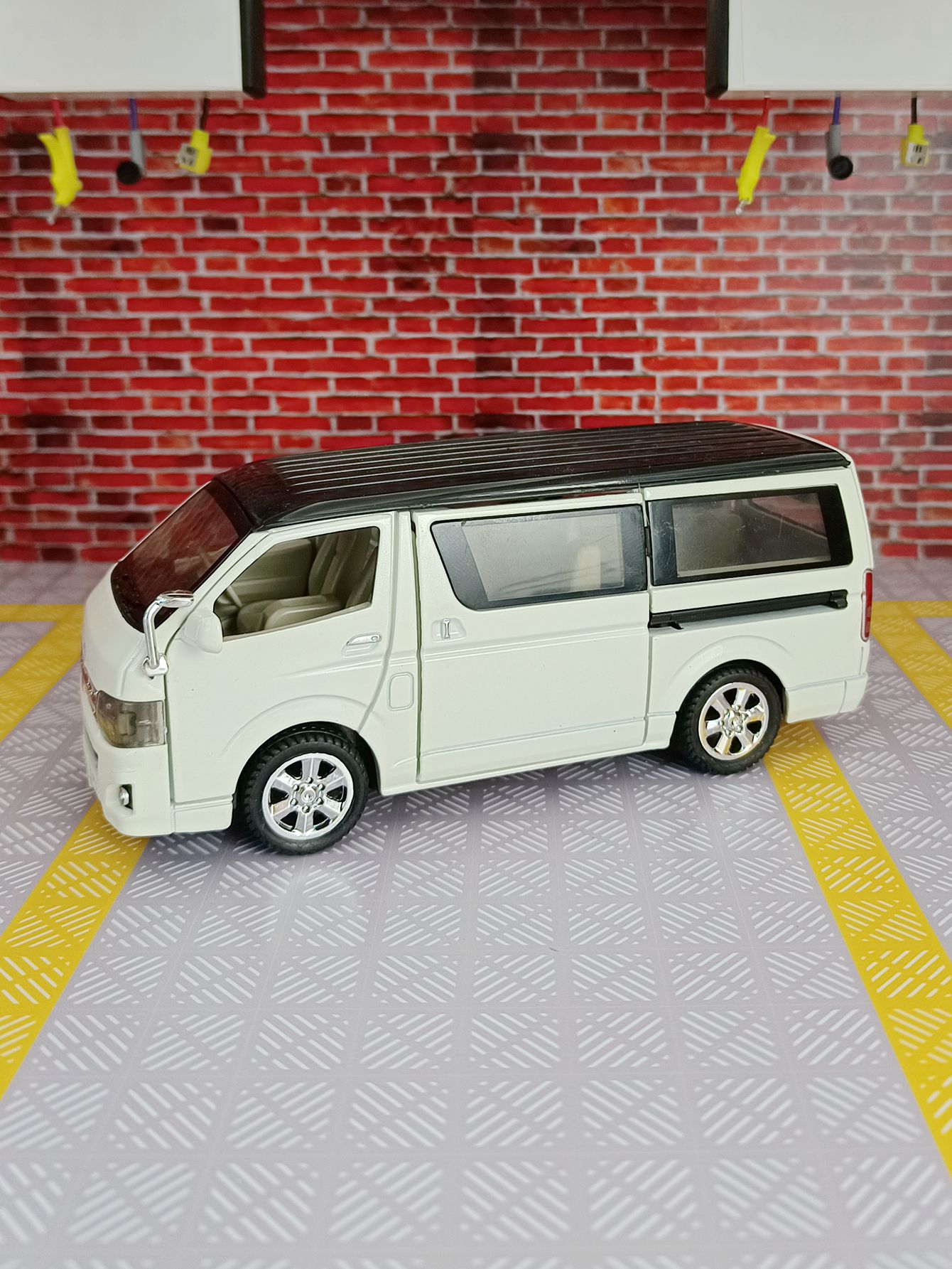 1:32 simulation Toyota Hiace a - Decor Lighting Returns 评论和价格