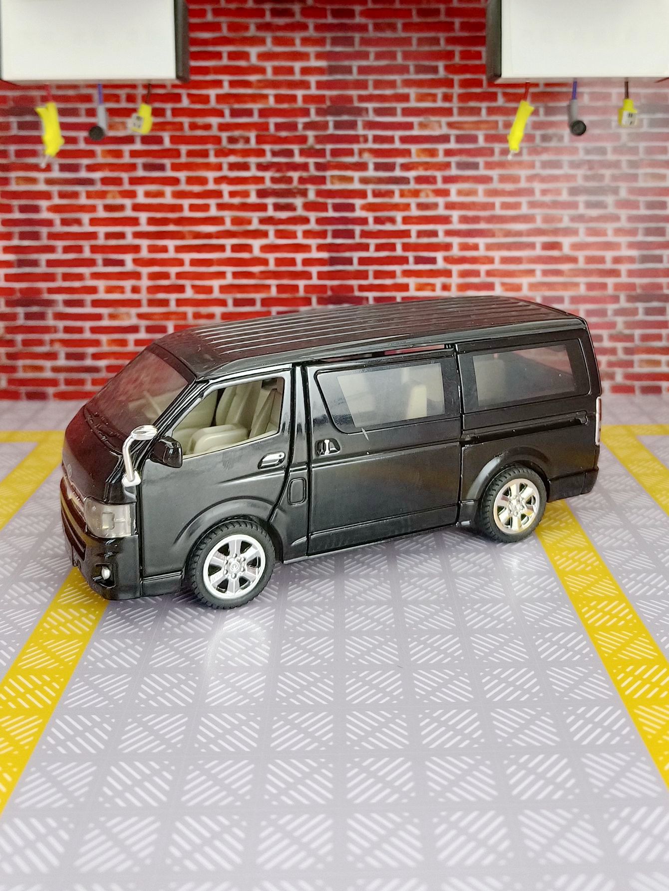 1:32 simulation Toyota Hiace a - Decor Lighting Returns 评论和价格
