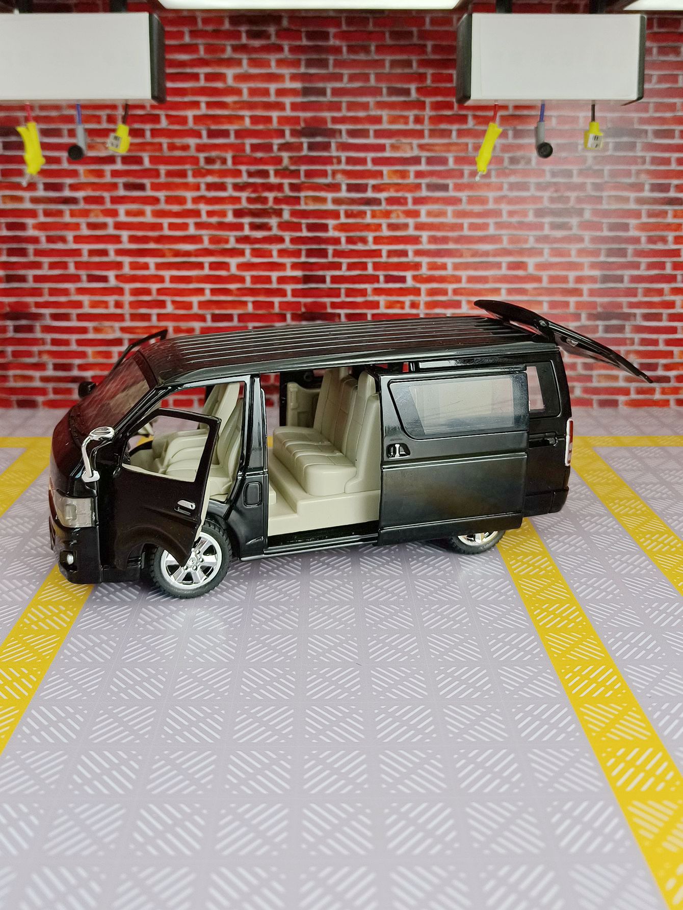 1:32 simulation Toyota Hiace a - Decor Lighting Returns 评论和价格