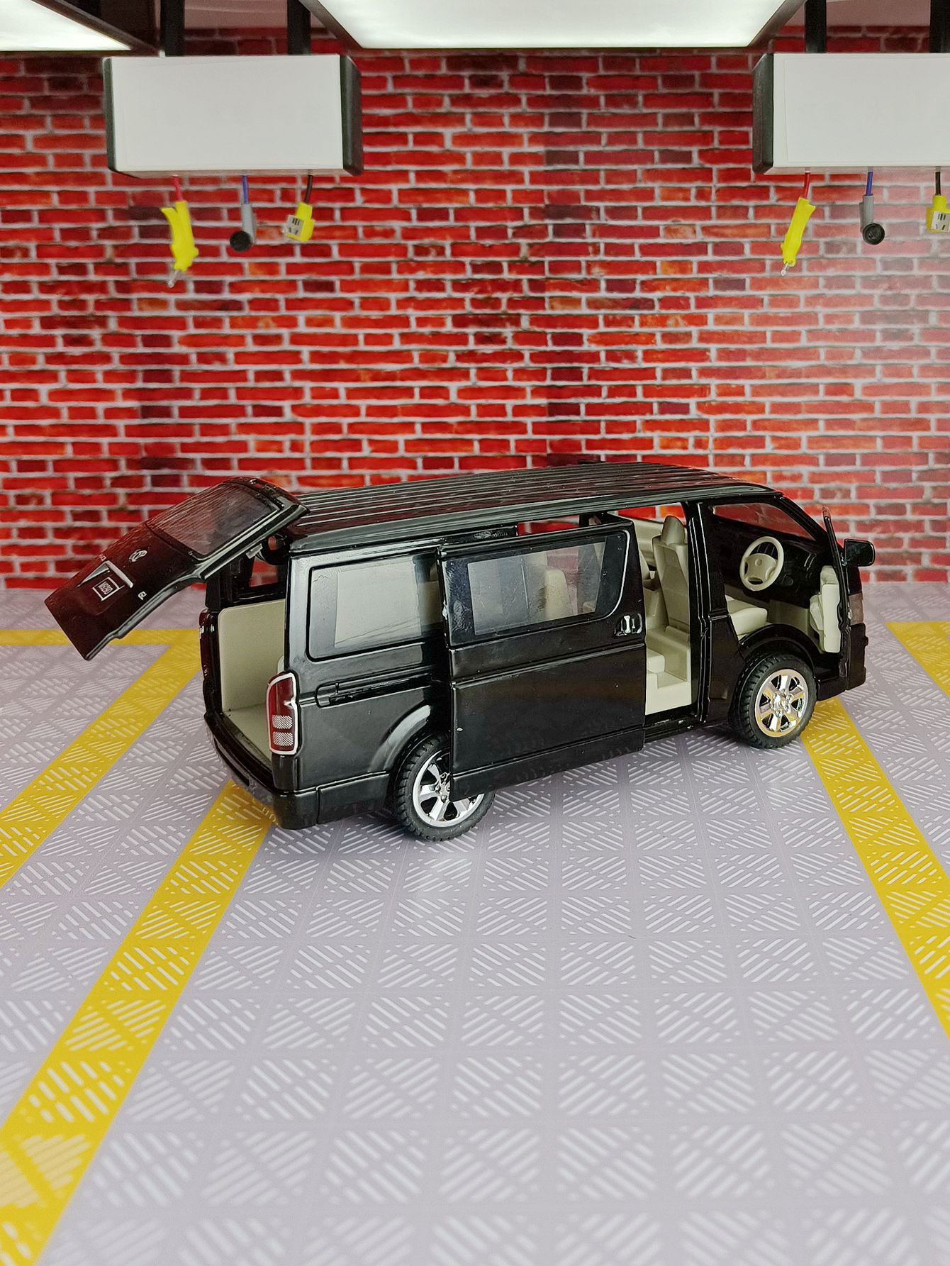 1:32 simulation Toyota Hiace a - Decor Lighting Returns 评论和价格